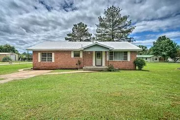 Mökkimajoitus Charming Clayton Home ~ 4 Mi To Sardis Lake!