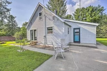 Mökkimajoitus Eclectic Ladysmith Hideaway: Hike And Hunt!