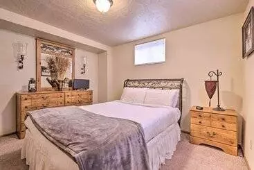 Mökkimajoitus Parowan Escape With 2 Game Rooms, Deck & Yard!