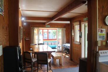 호스텔 The Barn Cabins & Camp