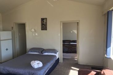 Jack & Di S Lakefront Motel