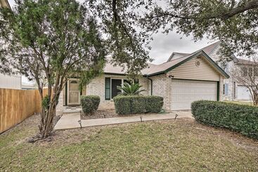 Hus på landet Dog Friendly Texas Retreat W/ Hot Tub, Patio & Bar