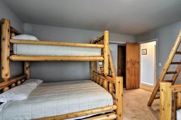 Сельский дом Lakefront Boyne Home W/ Deck, Walk To Downtown!