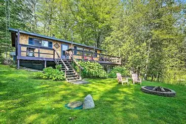 Mökkimajoitus Lakefront Hideaway W/ Dock, Kayaks, Fire Pit!