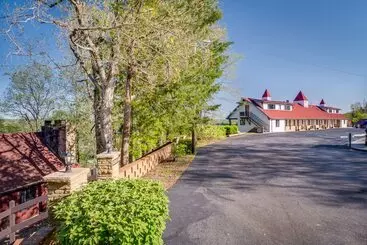 Mökkimajoitus Ledge Lodge  Burkesville Getaway: Pool & Views!