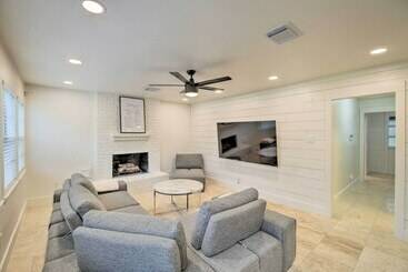 茅舍 Modern House W/ Fireplace, Walk To Fishing!