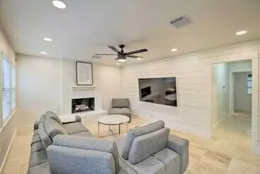 コテージ Modern House W/ Fireplace, Walk To Fishing!