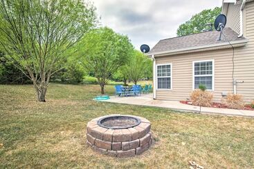 Mökkimajoitus Half Mi To Yacht Club: Home By Perry Lake!