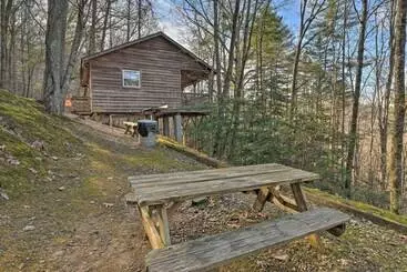 Mökkimajoitus Pet Friendly Smoky Mountain Cabin: Hunt & Fish!