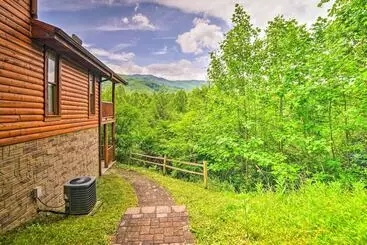 Mökkimajoitus Gatlinburg Cabin W/ Home Theater & Hot Tub!