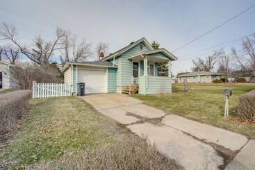 Landhus Cedar Rapids Vacation Home Near Downtown District!