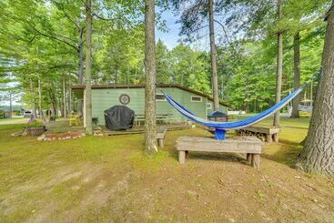 Cozy Corner Cottage  Near East Twin Lake!