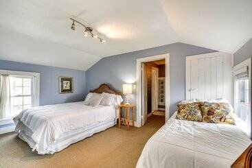 קוטג'' Lakefront Cayuga Retreat W/ Private Deck & Hot Tub