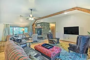 Mökkimajoitus Moose Park Lodge  Charming Walden Retreat!