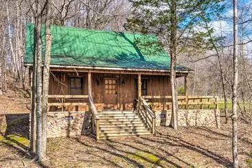 Mökkimajoitus Quaint  Lakeside  Cabin W/ Pond & Fire Pit!