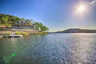 Mökkimajoitus Waterfront Lake Ozark Home W/ Deck & Grill!