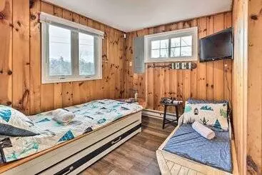 Mökkimajoitus White Haven Lakeside Home W/ Kayaks & Fireplace!