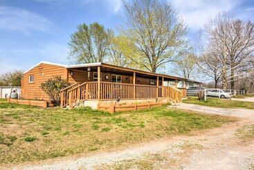 Dom wiejski Bartlesville Cabin W/ Pool, Hot Tub & Trampoline!