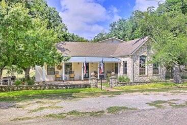 Beautiful Hill Country Cottage Walk To Downtown!