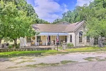 Beautiful Hill Country Cottage   Walk To Downtown!