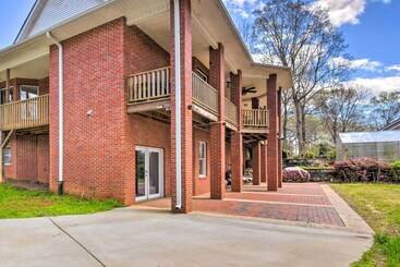 Hus på landet Bright Oasis On Lake Hartwell W/ Boat Dock!