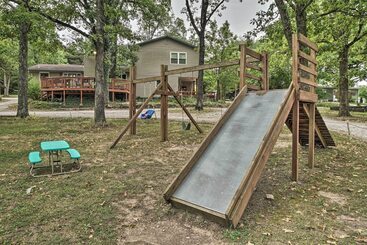 کلبه Lakeside Reeds Spring Home W/ Pool Access & Deck!