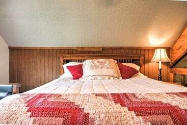 Dom wiejski On Farm: Rustic Carmine Log Cabin W/ Porch!