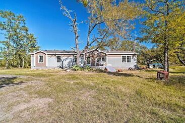 Landhus Calm Retreat W/ Ponds ~ 12 Mi To Somerville Lake