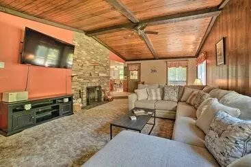 Mökkimajoitus Charming Pymatuning Lake House Near Park & Beach