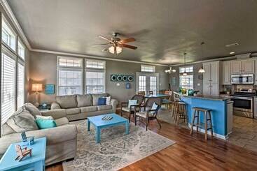 بيت ريفى Walk To Crystal Beach: Coastal Home W/ Views!