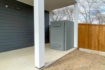 Landhus Denison Home W/ Balcony: Walk To Downtown!