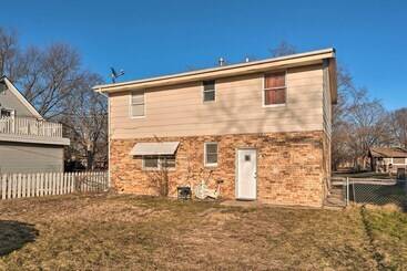 کلبه Family Friendly Rockford Home W/ Private Yard!