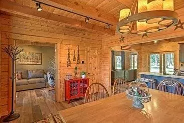 Mökkimajoitus Luxury Lodge: Hot Tub, Snowmobiling & Atv Access!