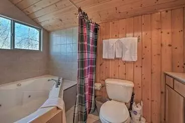 Mökkimajoitus North Carolina Escape W/ Deck, Grill & Fire Pit!