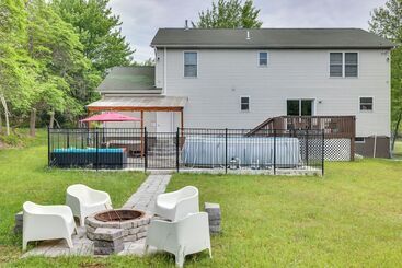 Vakantiehuisje Hot Tub, Game Room: Peaceful Poconos Home!