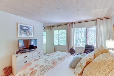 コテージ Woodsy Mountain Home Escape: Walk To Marina!