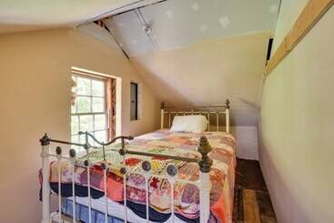 קוטג'' Vintage Farmhouse: Near Sunday River Ski Slopes!