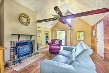 Charming Farm Cottage W/ Fire Pit + Grill!