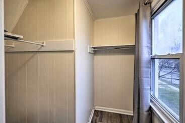 קוטג'' Charming Long Island Home W/ Fenced Yard!