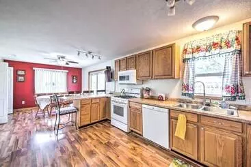 Vakantiehuisje Dog Friendly Illinois Home W/ Private Yard!