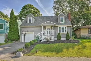 کلبه Family Friendly Syracuse Home W/ Private Yard