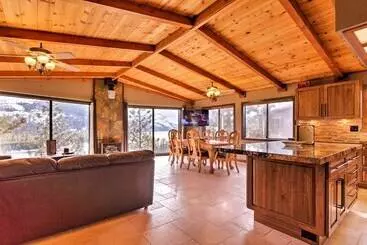 Mökkimajoitus Pet Friendly Truckee Home W/ Panoramic Lake Views!