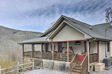 별장 Maggie Valley Home W/ Mtn Views & Screened Porch!