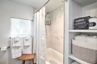 Quaint  Sur La Mer  Cottage W/ Deck, Fire Pit