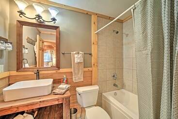 بيت ريفى Creekside Bryson City Cabin W/ Private Hot Tub