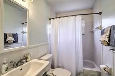 کلبه St Petersburg Hideaway W/ Fire Pit & Grill!