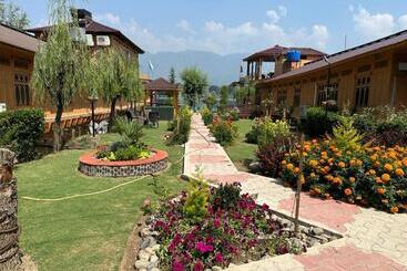 Hotel Harmukh Houseboat By Stay Pattern