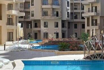 هتل آپارتمان Aqua Tropical Resort, El Guana 15,alahyaa