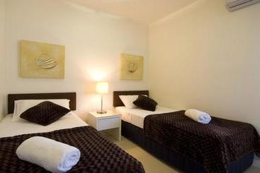 Hotel Beachside Magnetic Harbour Apartments