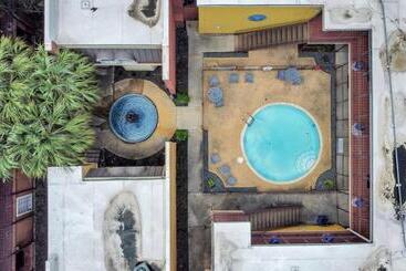 تختخواب و صبحانه Contemporary Master Queen Suite